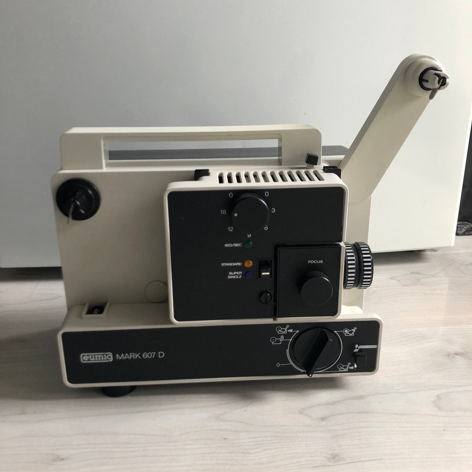 Eumig Mark 607 D Super 8 filmprojector met accessoires, Ophalen of Verzenden, Gebruikt, Met scherm