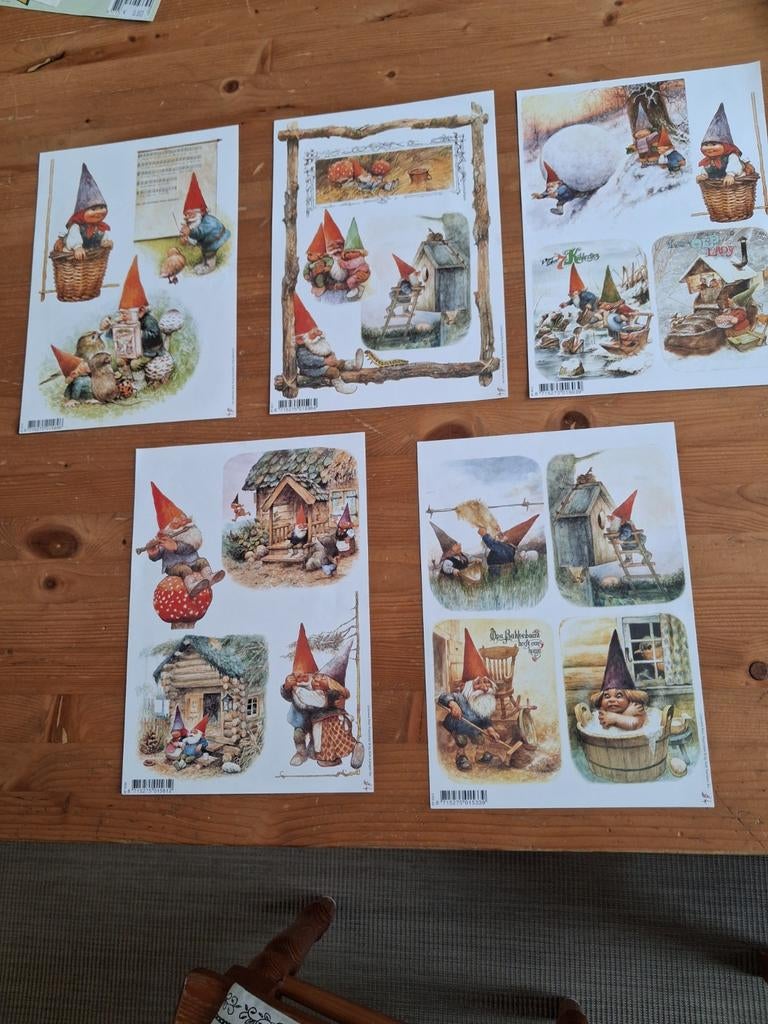 5 plaatjes van de kabouters van Rien Poortvliet., Ophalen of Verzenden, Overige thema's, Knipvel