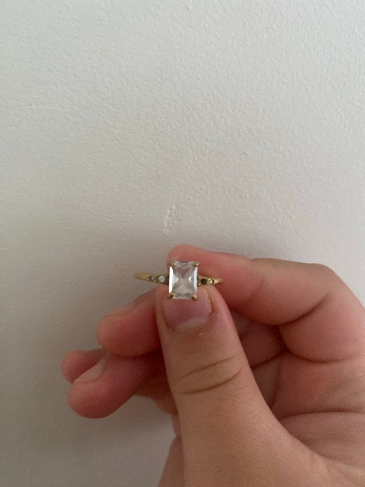 Gouden ring met rechthoekige edelsteen, Ophalen of Verzenden, Zo goed als nieuw, 17 tot 18, Met edelsteen