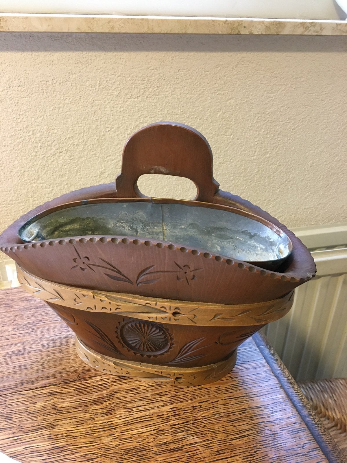 Oud Volkstkunst Houtsnijwerk Houder.Een Zwitserse Melkemmer, Ophalen of Verzenden