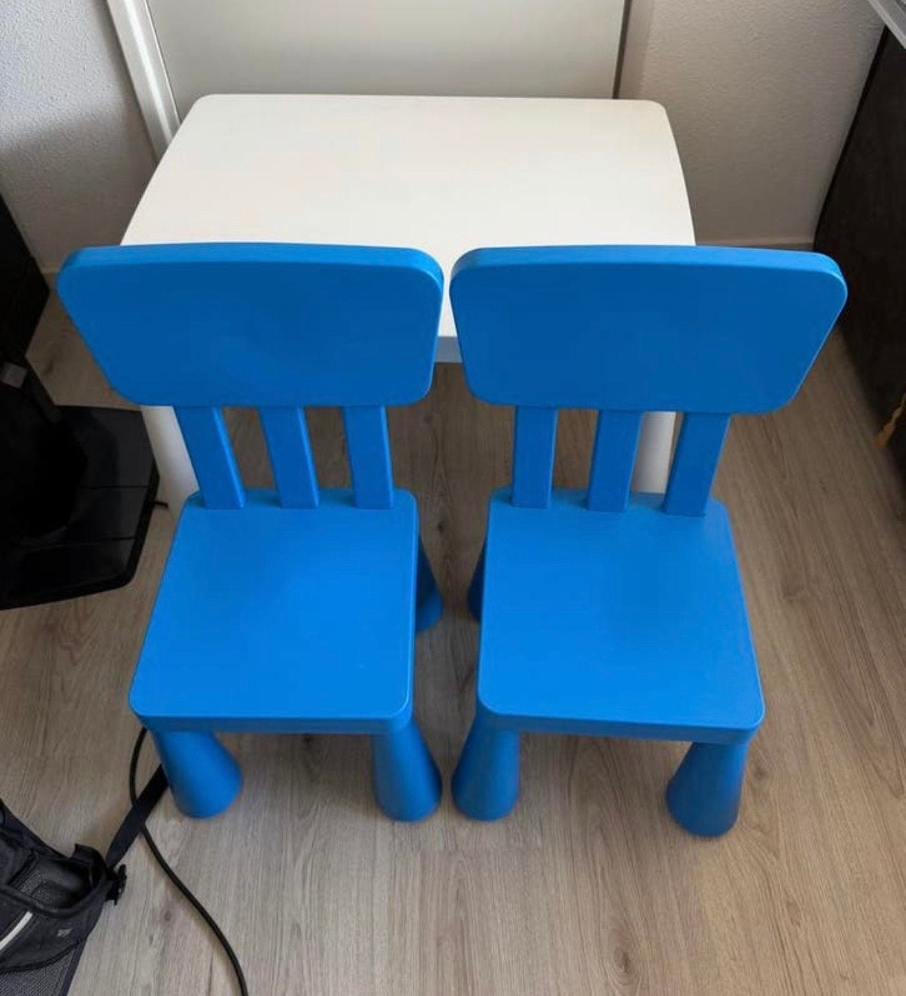 IKEA Mammut kindertafel met 2 stoelen - blauw/wit, Ophalen, Gebruikt, Tafel(s) en Stoel(en)