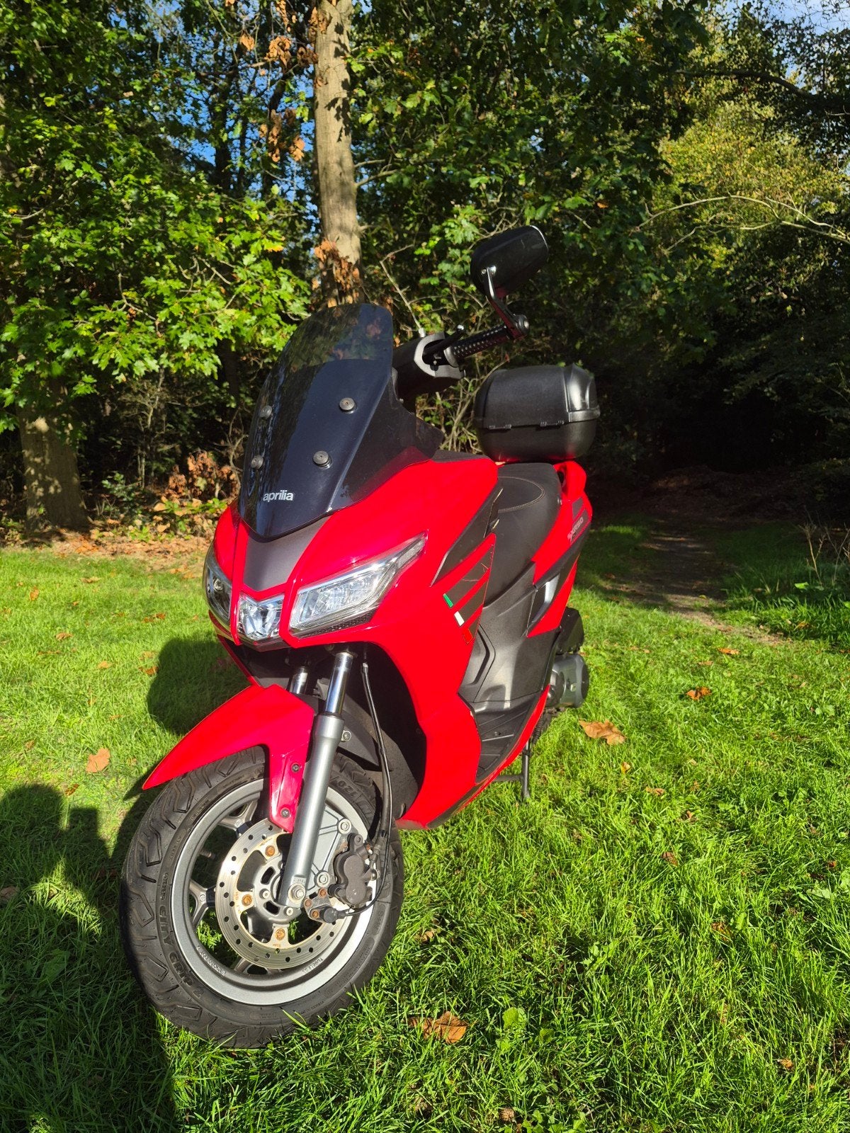 Aprilia SXR 50 Sport Rood 2022, Ophalen, Overige modellen, Maximaal 45 km/u, Zo goed als nieuw