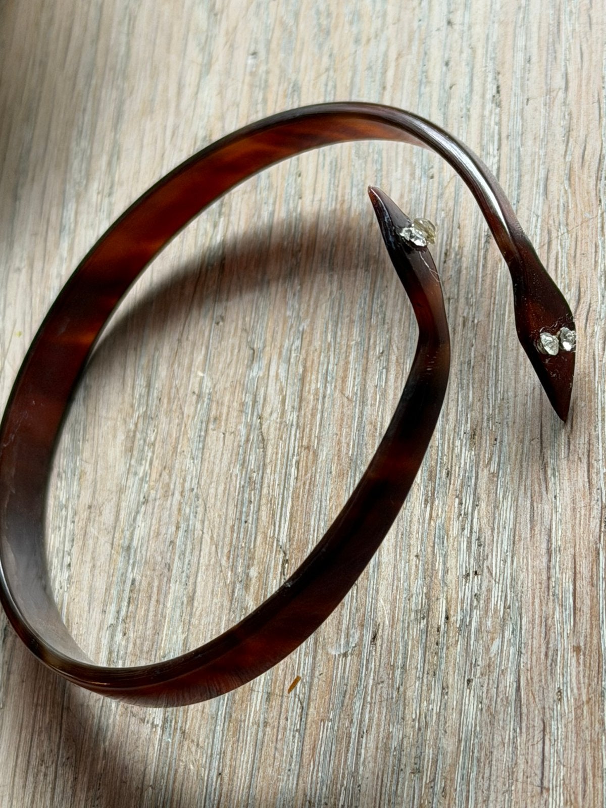 Oude armband van een slang in schildpadlook materiaal, Verzenden, Zo goed als nieuw, Overige materialen