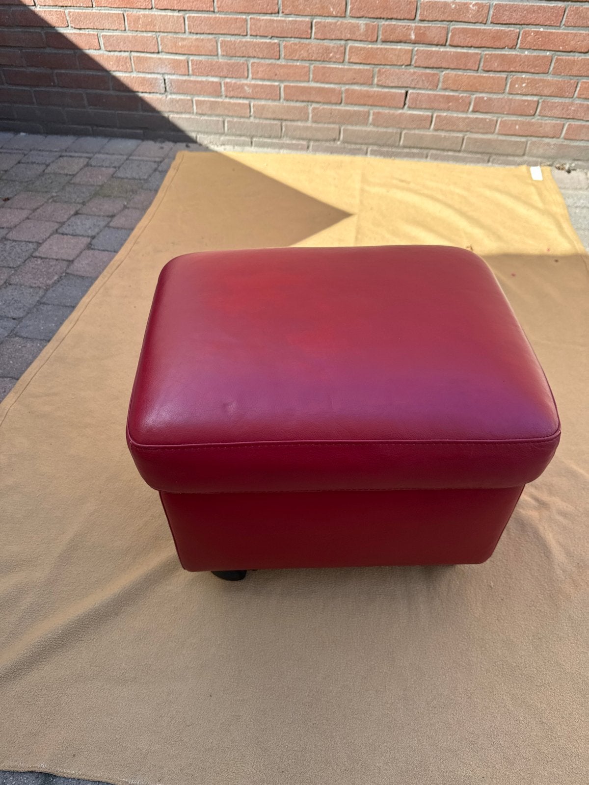 Originele Stressless Hocker Paloma kersen rood leer, Huis en Inrichting, Banken | Voetenbanken en Poefen, Minder dan 50 cm, Gebruikt