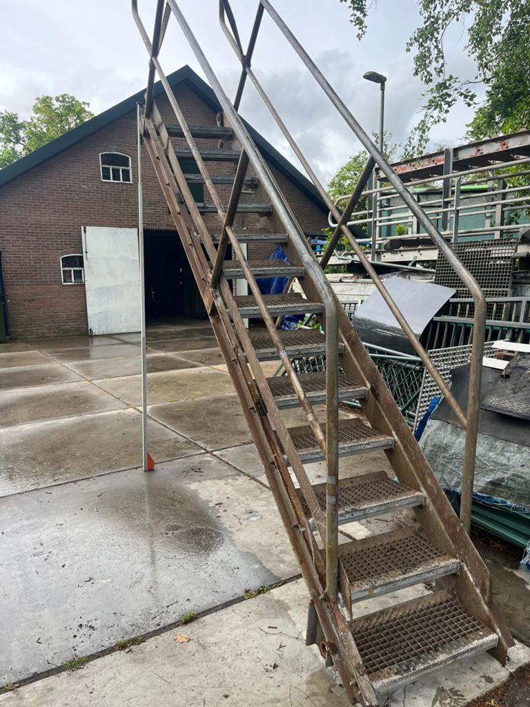 Rechte stalen gegalvaniseerde trap 2.62m. 13 antislip trede, Doe-het-zelf en Verbouw, Ladders en Trappen, Ophalen, Gebruikt, Trap