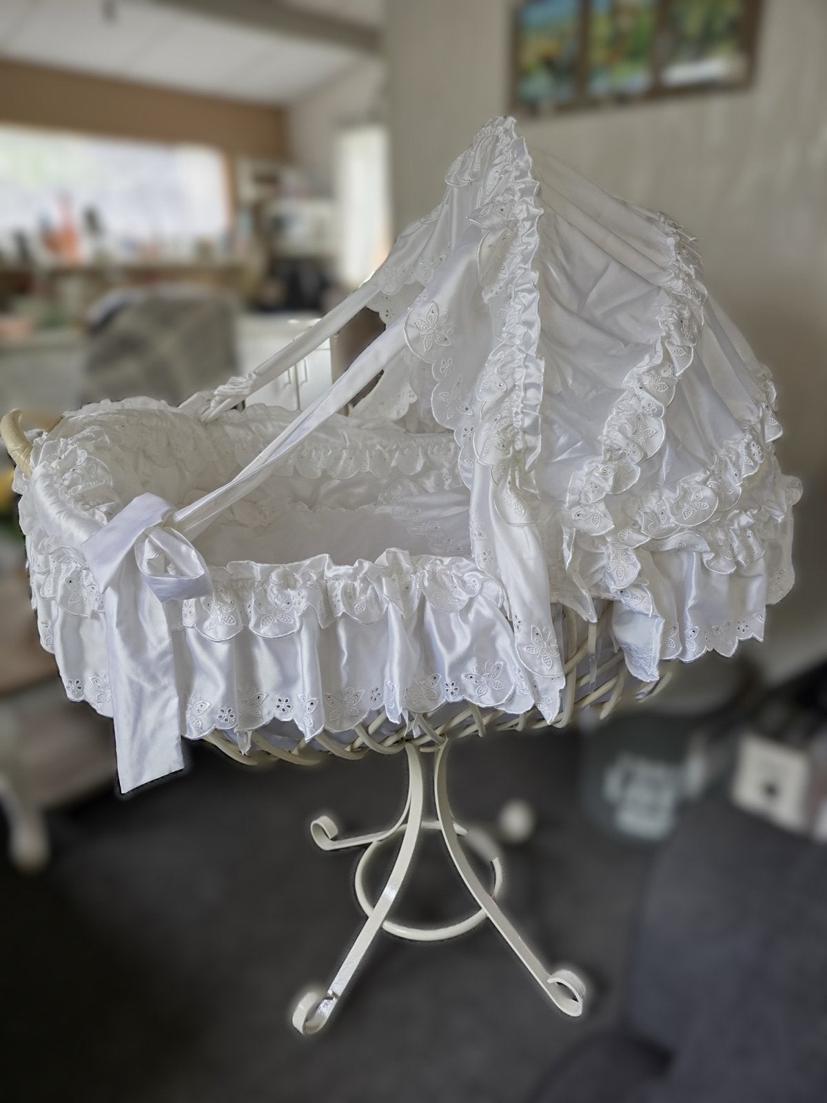 Witte rieten wieg met satijnen bekleding metalen onderstel, Ophalen of Verzenden, Zo goed als nieuw, Wieg