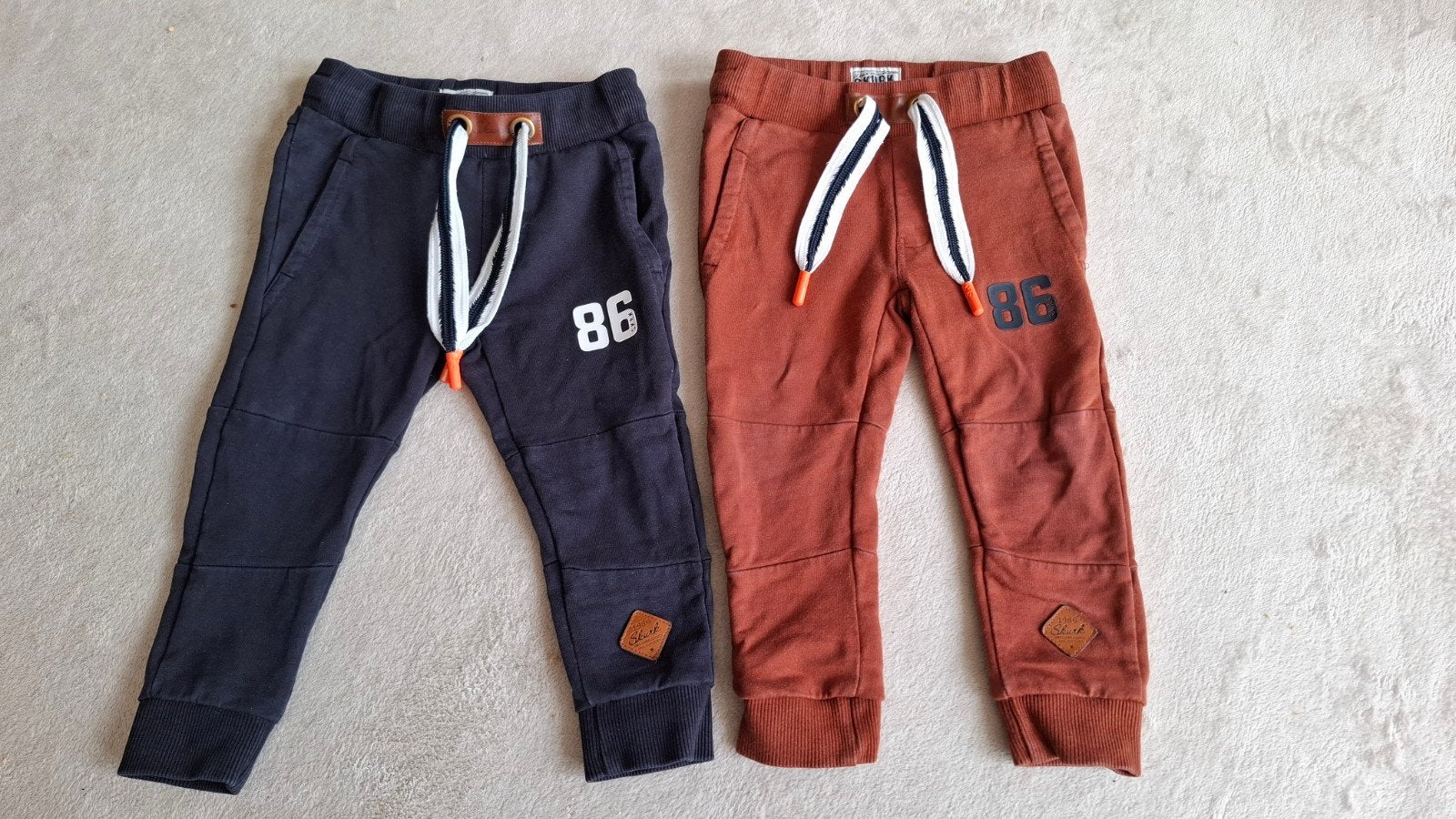 2x Skurk Joggingbroek Maat 80 - Blauw & Cognac, Kinderen en Baby's, Gebruikt, Broekje, Skurk, Ophalen of Verzenden