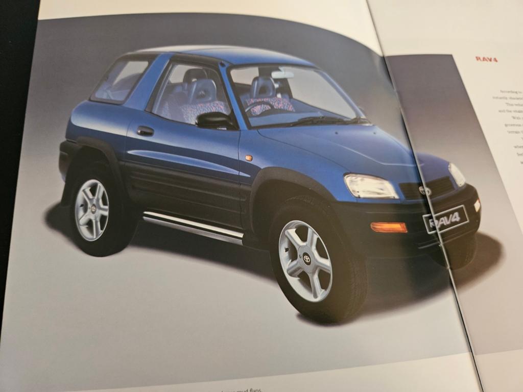 Brochure Toyota RAV4 1997 UK, Ophalen of Verzenden, Zo goed als nieuw, Toyota