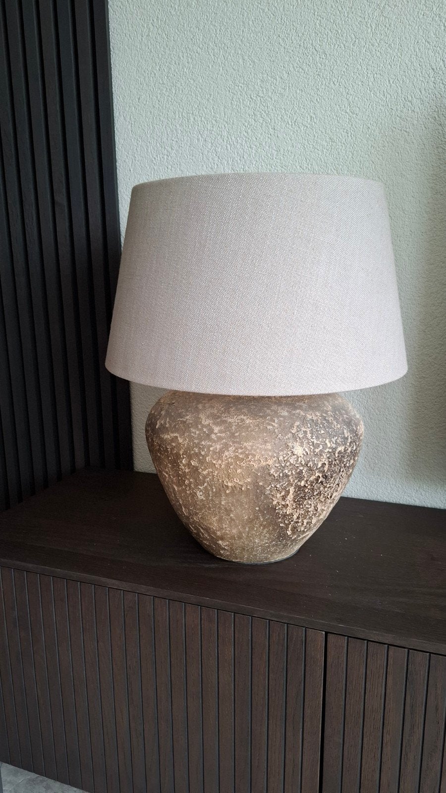 Design tafellamp met keramische voet en linnen kap
