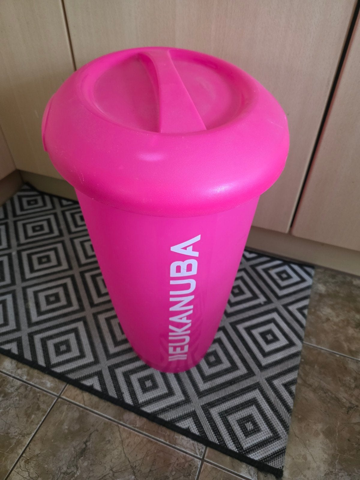 Grote Eukanuba opbergton voor hondenvoer – roze, Dieren en Toebehoren, Ophalen, Hond