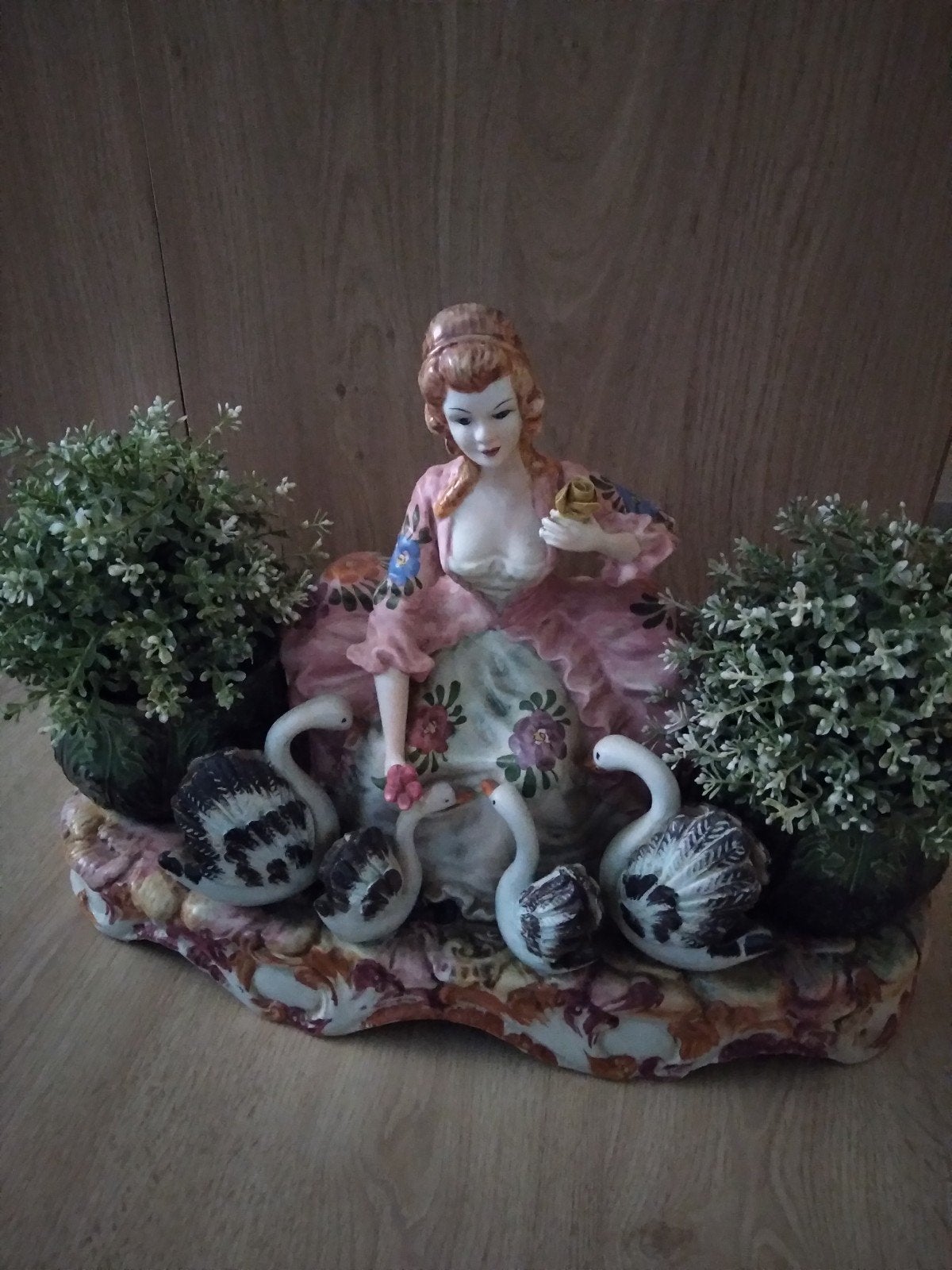Antiek Porseleinen Beeld: Dame met Zwanen en Planten, Ophalen
