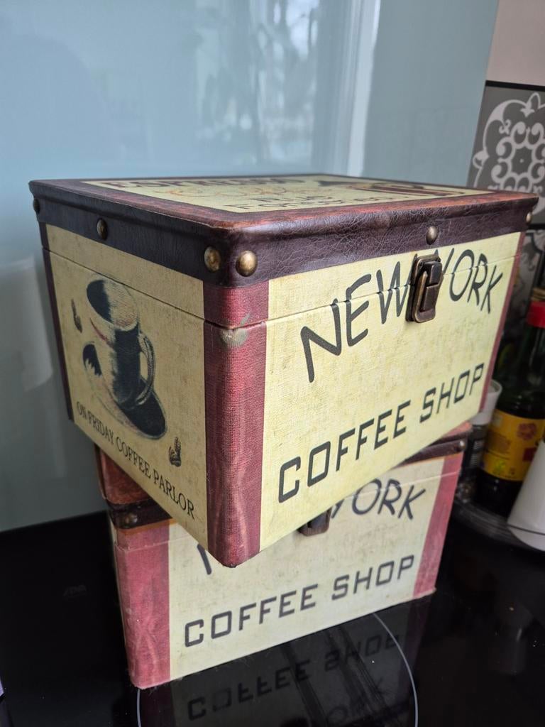 2 boxen voor koffie of andere spulletjes, Huis en Inrichting, Woonaccessoires | Kisten, Ophalen of Verzenden, 50 tot 100 cm, Minder dan 50 cm