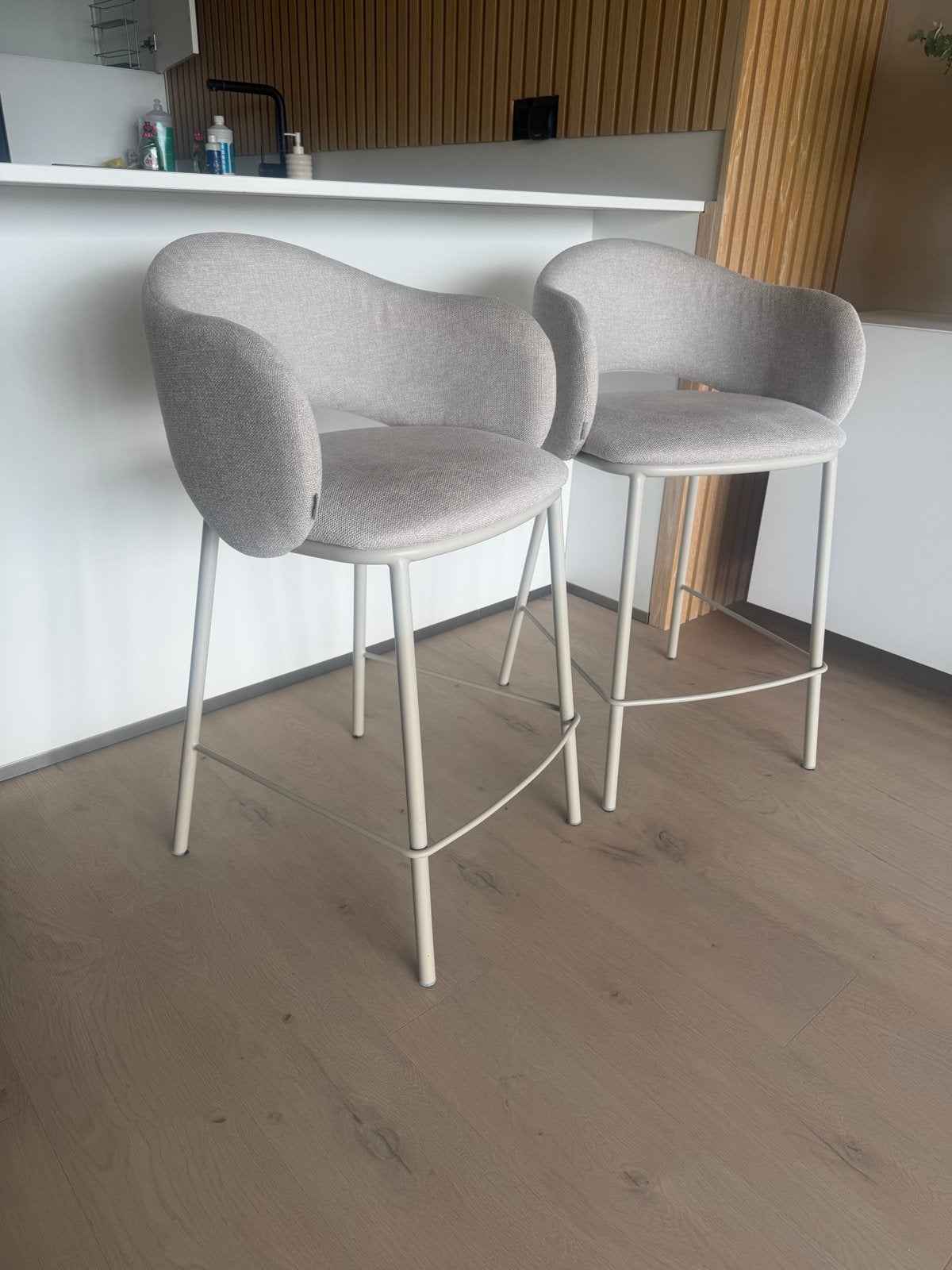 2x Kave Home Maina barkrukken beige chenille, Ophalen, Met voetsteun, Zo goed als nieuw, 90 cm of meer