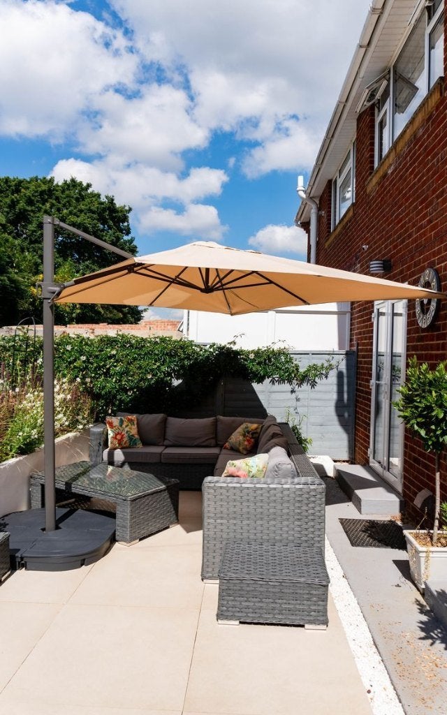 Beige zweefparasol 240x330 met voet en hoes, Tuin en Terras, Ophalen, Kantelbaar, Gebruikt, 2 tot 3 meter
