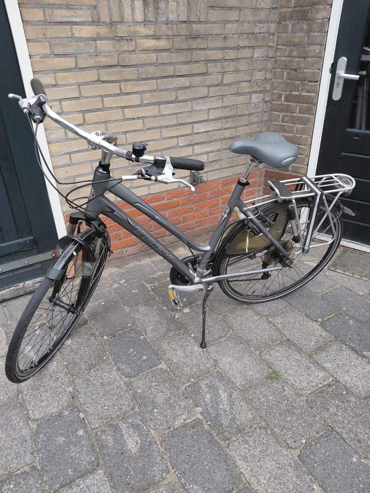 Gebruikte Trek T500 fiets met versnellingen en bagagedrager, Fietsen en Brommers, Fietsen | Dames | Damesfietsen, Velgrem, Versnellingen