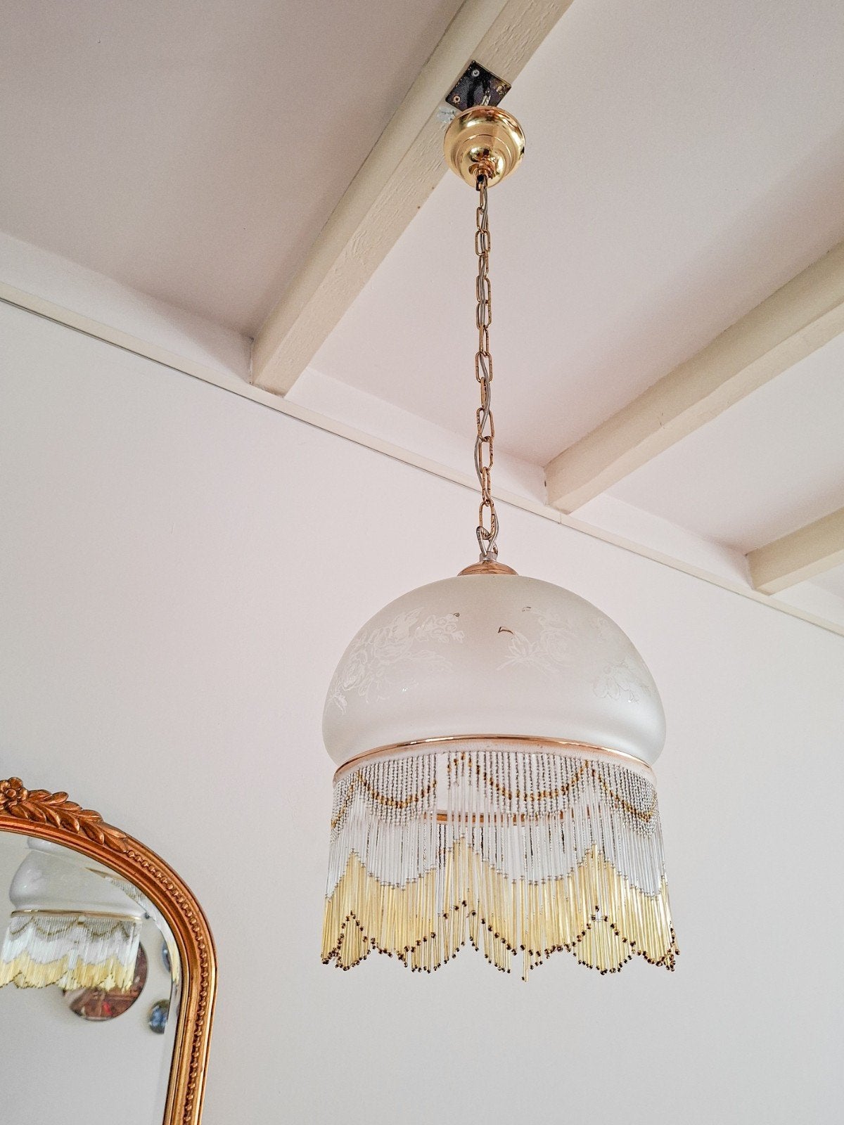 Vintage hanglamp met kralen - Melkglas en goudkleurig, Antiek en Kunst, Ophalen of Verzenden