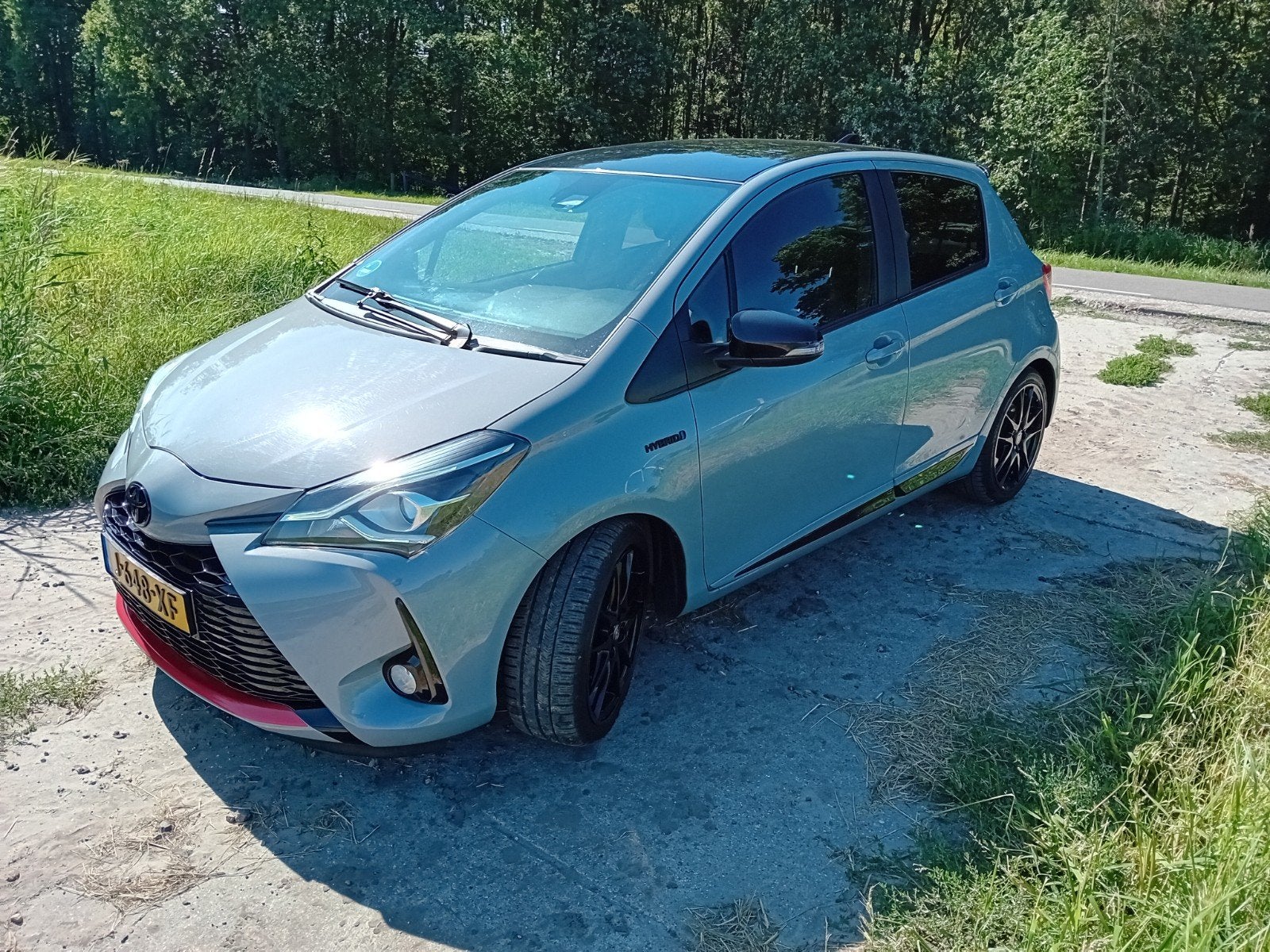 Toyota Yaris 1.5 Full Hybrid 100pk 5D Aut 2019 Grijs, Auto's, Dealer onderhouden, 1497 cc, 4 cilinders, Leder en Stof