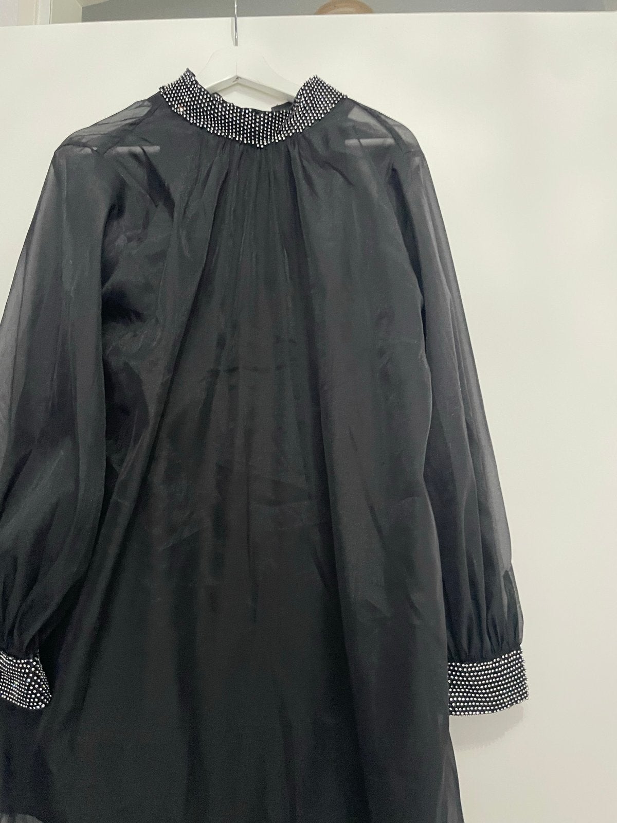 Zwarte organza blouse met strass kraag en manchetten, Kleding | Dames, Jurken, Nieuw, Maat 42/44 (L), Zwart, Knielengte, Ophalen of Verzenden