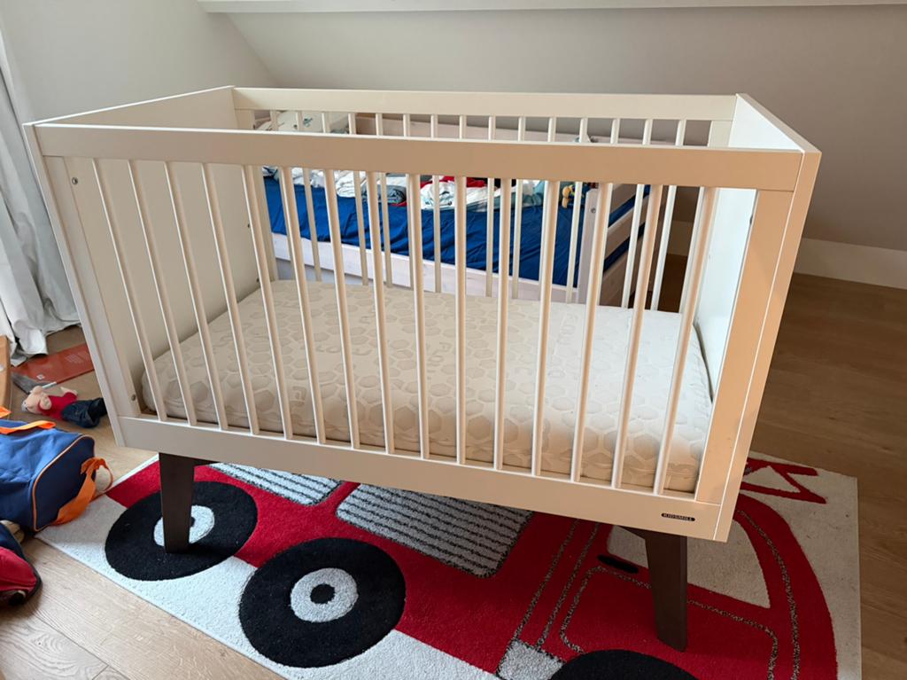 Kidsmill sixties ledikant 60x120 + net matras + lage instap, Kinderen en Baby's, Ophalen, Gebruikt, Minder dan 140 cm, Matras