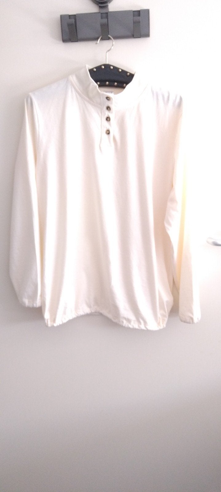Crèmekleurige blouse met lange mouwen, Maat 38/40 (M), Beige, Ophalen of Verzenden, Onbekend