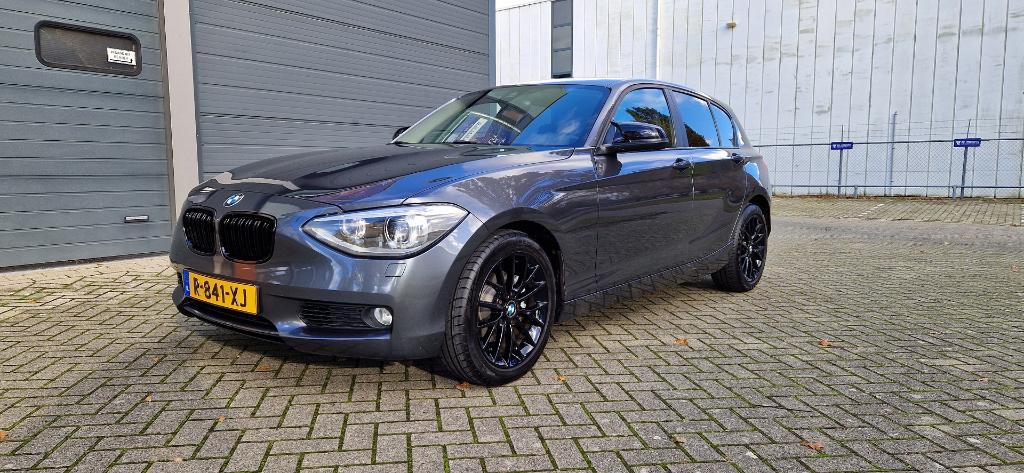 BMW 1-Serie 118I 170PK Antraciet-grijs, Auto's, BMW, 1-Serie, Euro 5, Zwart, 4 cilinders
