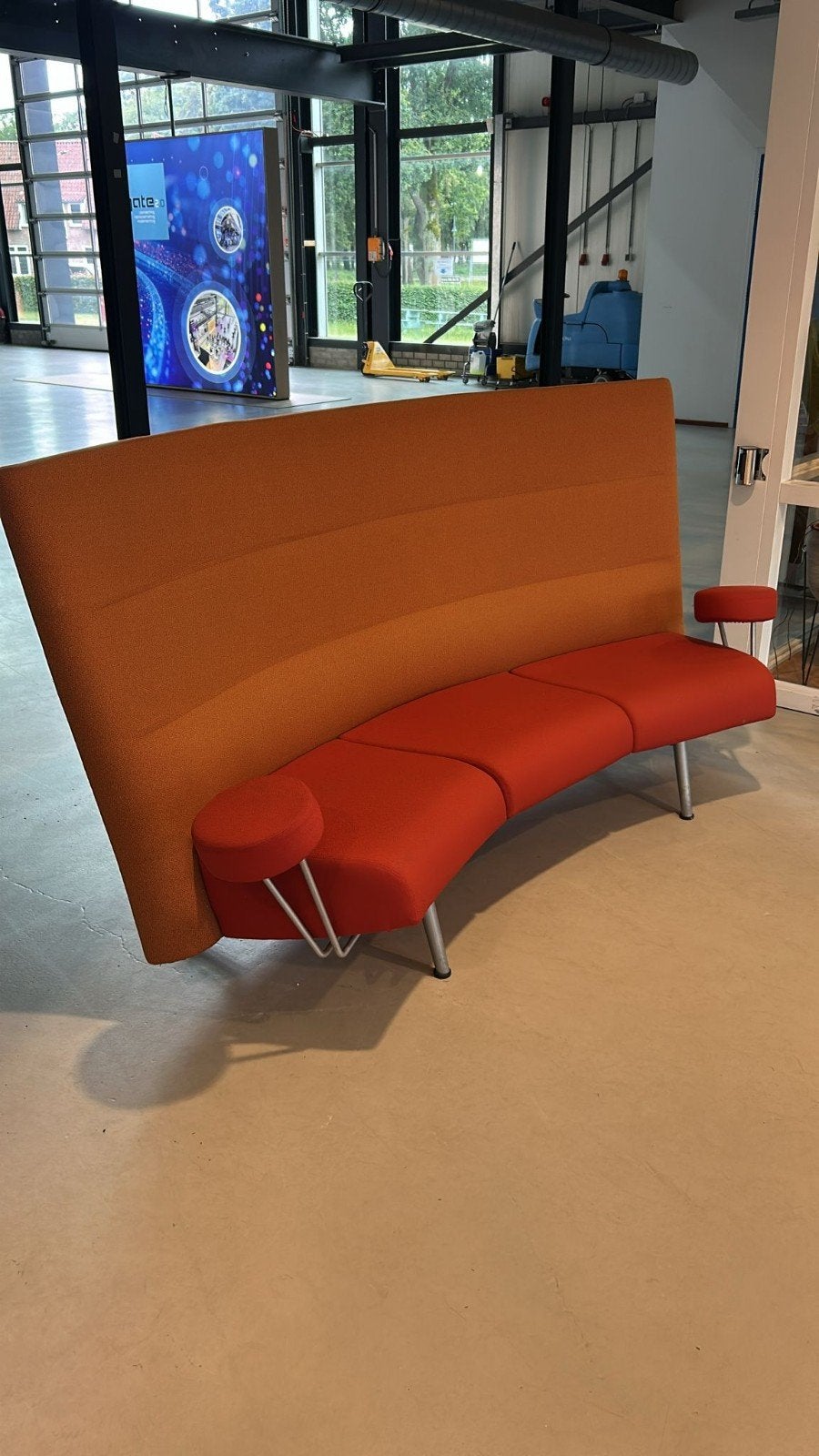 2 stuks oranje/rode banken, 233x117 cm, Ophalen Rijen, Huis en Inrichting, Banken | Bankstellen, Ophalen, Gebruikt, 75 tot 100 cm