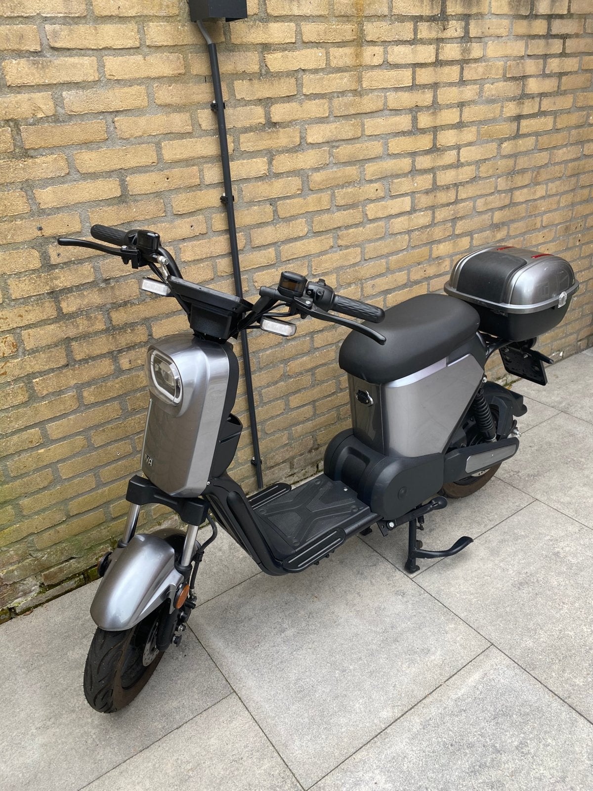 Jonway Elektrische Scooter. NEWSTAAT - 2021 - ALARM - KOFFER, Fietsen en Brommers, Elektrische fietsen, Ophalen, Zo goed als nieuw