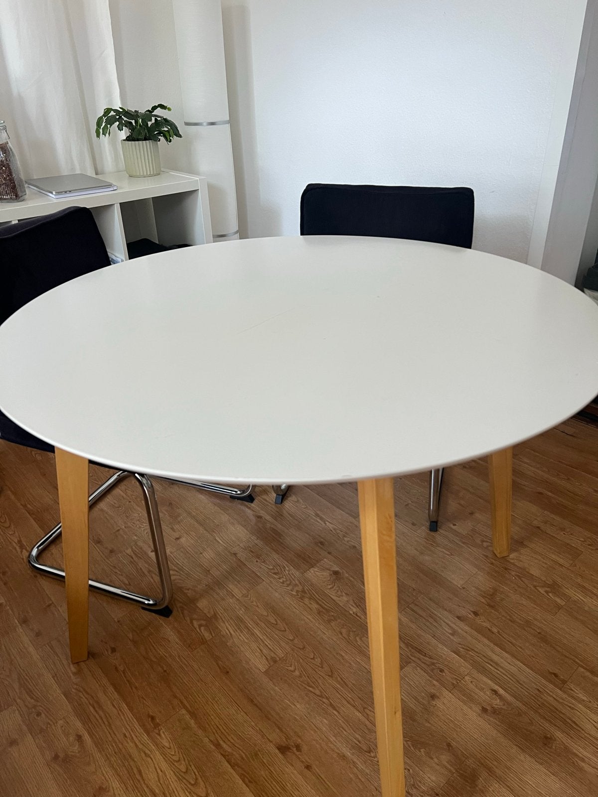 Ronde eettafel wit met houten poten (diameter 105cm), Huis en Inrichting, Tafels | Eettafels, Ophalen, Gebruikt, 100 tot 150 cm