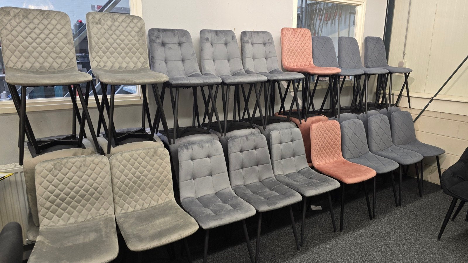 Partij van 64 nieuwe stoelen - Diverse kleuren en stijlen, Ophalen, Overige kleuren, ., Nieuw