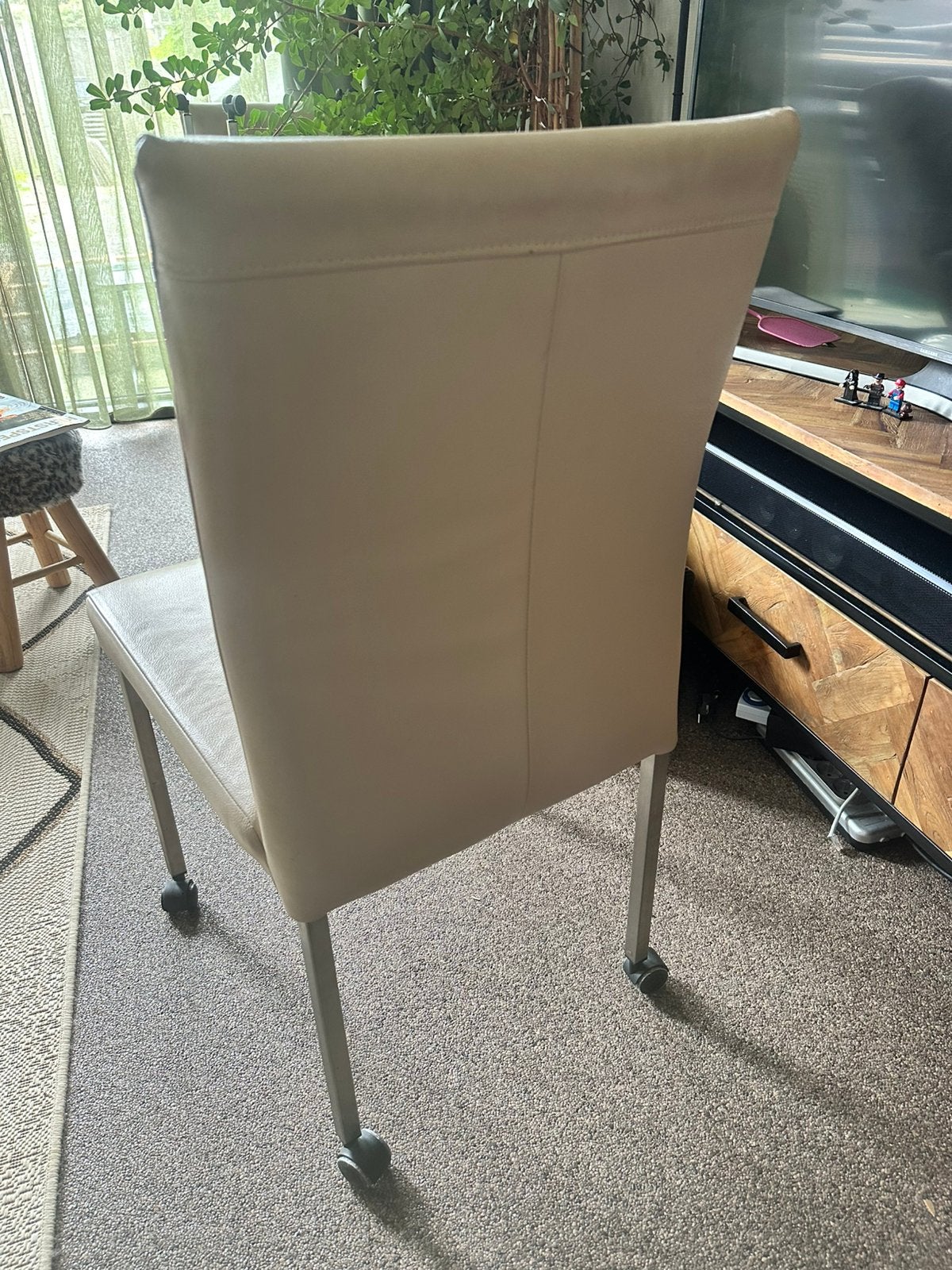 Gratis 3 beige lederen eetkamerstoelen met wieltjes, Ophalen, Strak modern, Gebruikt, Overige kleuren