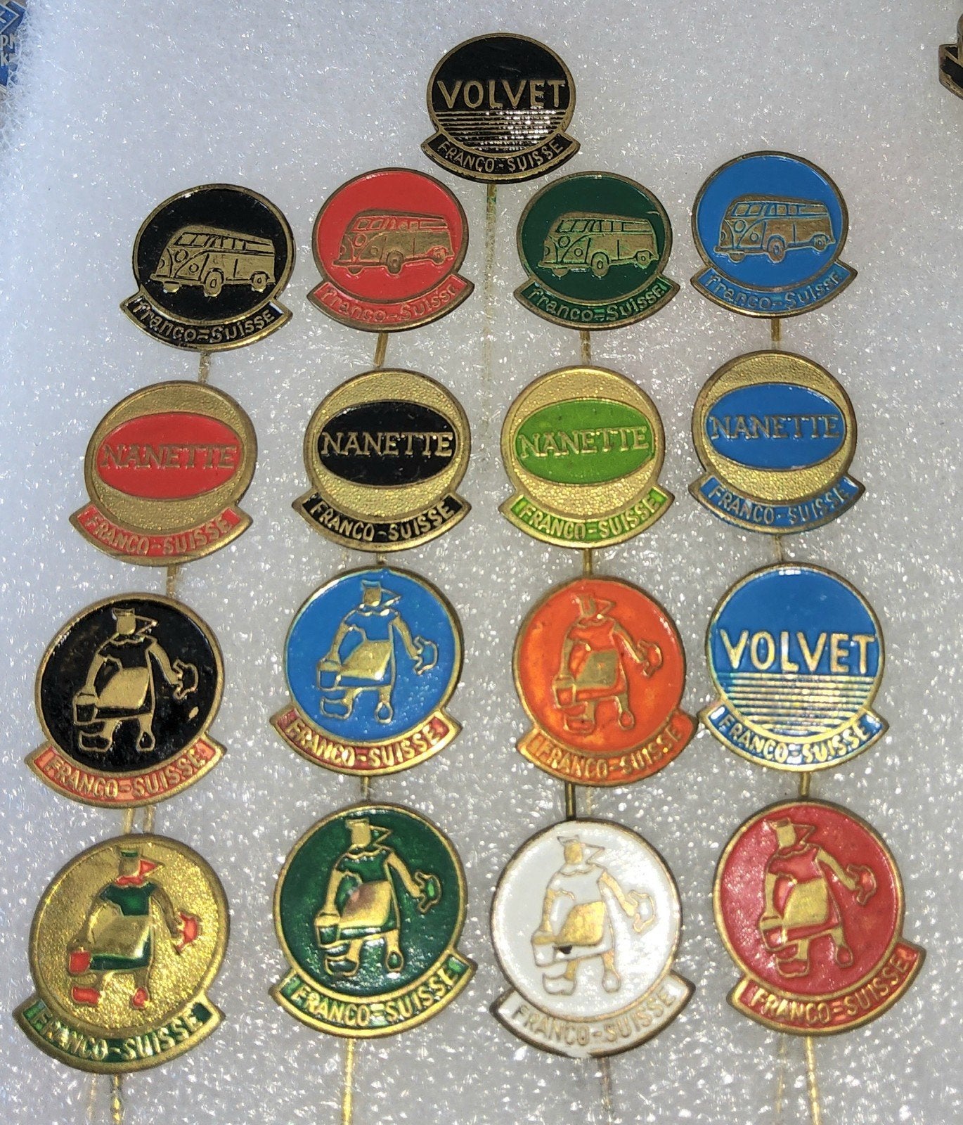 17 Vintage Franco-Suisse Speldjes - Volvet, Nanette,, Verzamelen, Ophalen of Verzenden, Gebruikt, Overige onderwerpen, Speldje of Pin