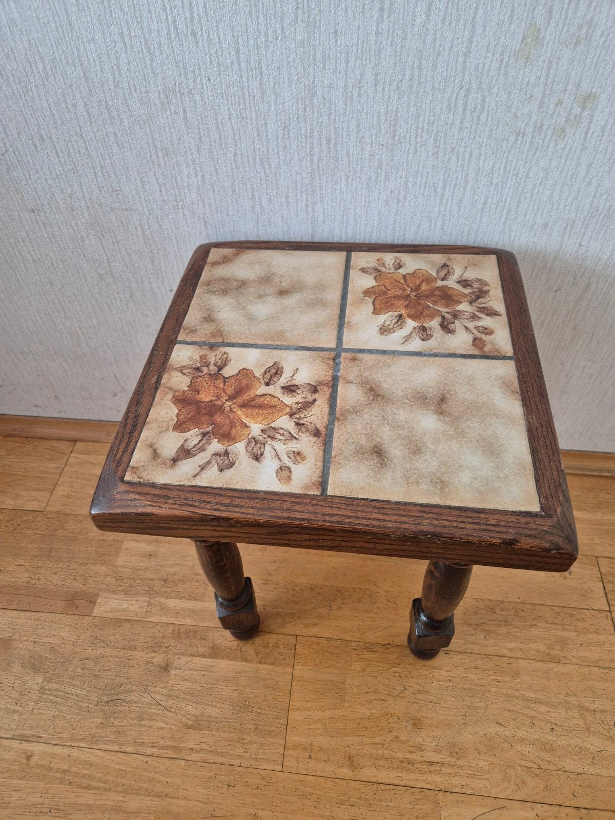 Vintage bijzettafel met tegels - Hout en keramiek, Huis en Inrichting, Ophalen, Minder dan 45 cm, Minder dan 55 cm, Gebruikt