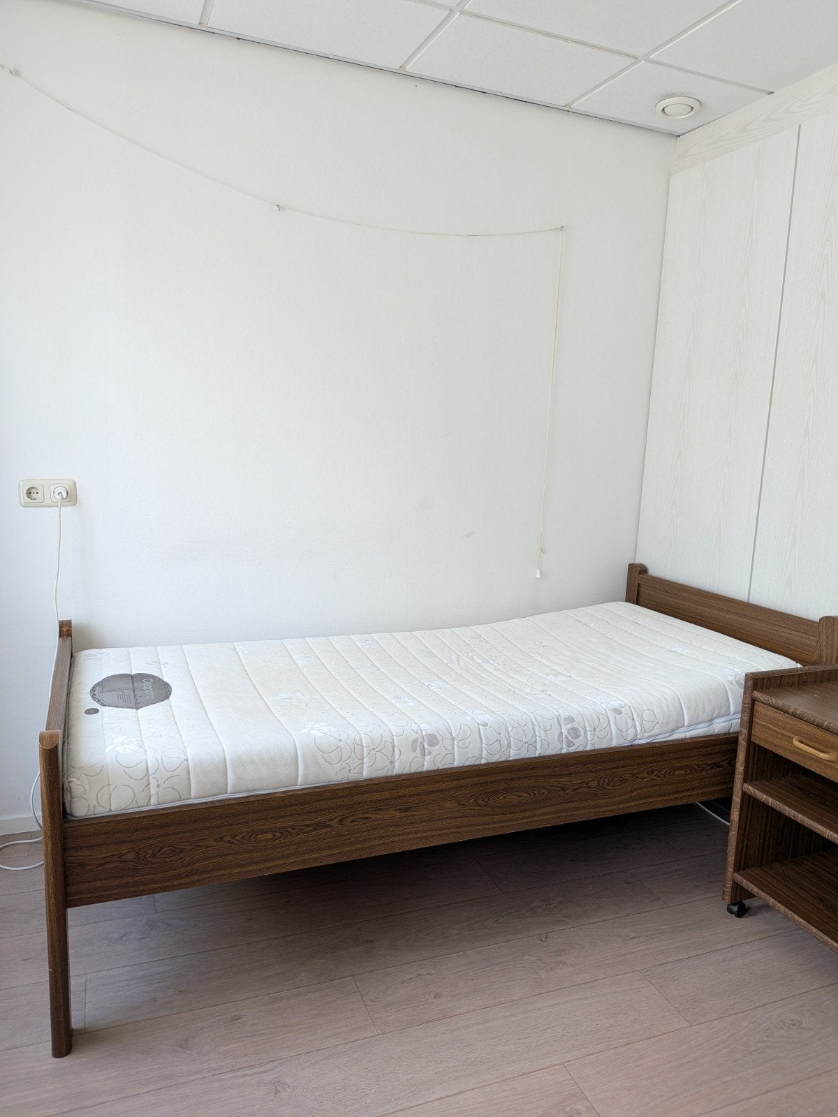 Senioren bed. Kleur donker bruin met nachtkastje., Ophalen, Verstelbaar, 90 cm, Eenpersoons