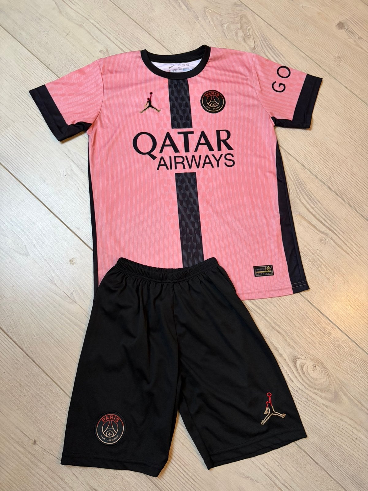 Voetbaltenue Quatar Airways, maat 176, Kinderen en Baby's, Ophalen of Verzenden, Zo goed als nieuw, Jongen of Meisje, Setje