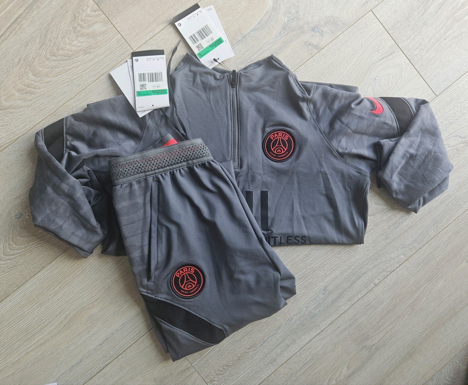 PSG nike trainingsbroek en drilltop- Grijs - Maat XL - Nieuw, Kinderen en Baby's, Jongen of Meisje, Ophalen of Verzenden, Nike
