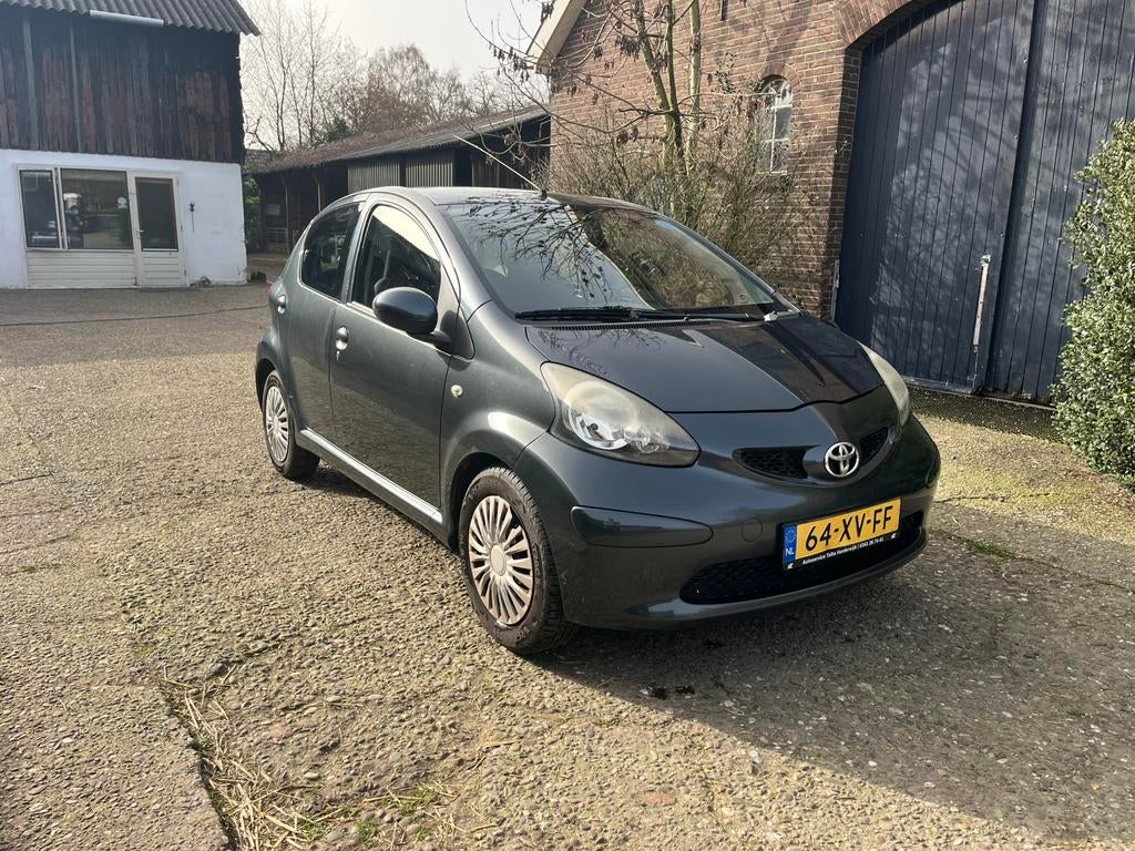 Toyota Aygo 1.0 12V Vvt-i 5DRS 2007 Grijs, Auto's, Voorwielaandrijving, Stof, 4 stoelen, 68 pk