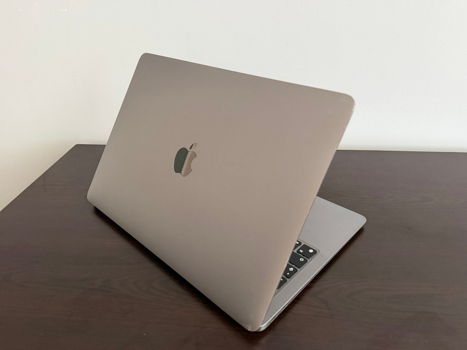 Foto 3 van MacBook Air M1 - 8GB RAM - 256GB SSD - Spacegrijs
