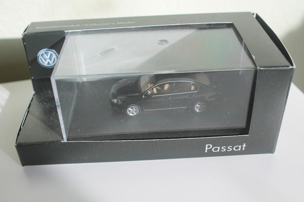 Wiking VW Passat B7 in vitrinebox, Ophalen of Verzenden, Zo goed als nieuw, Auto, Wiking