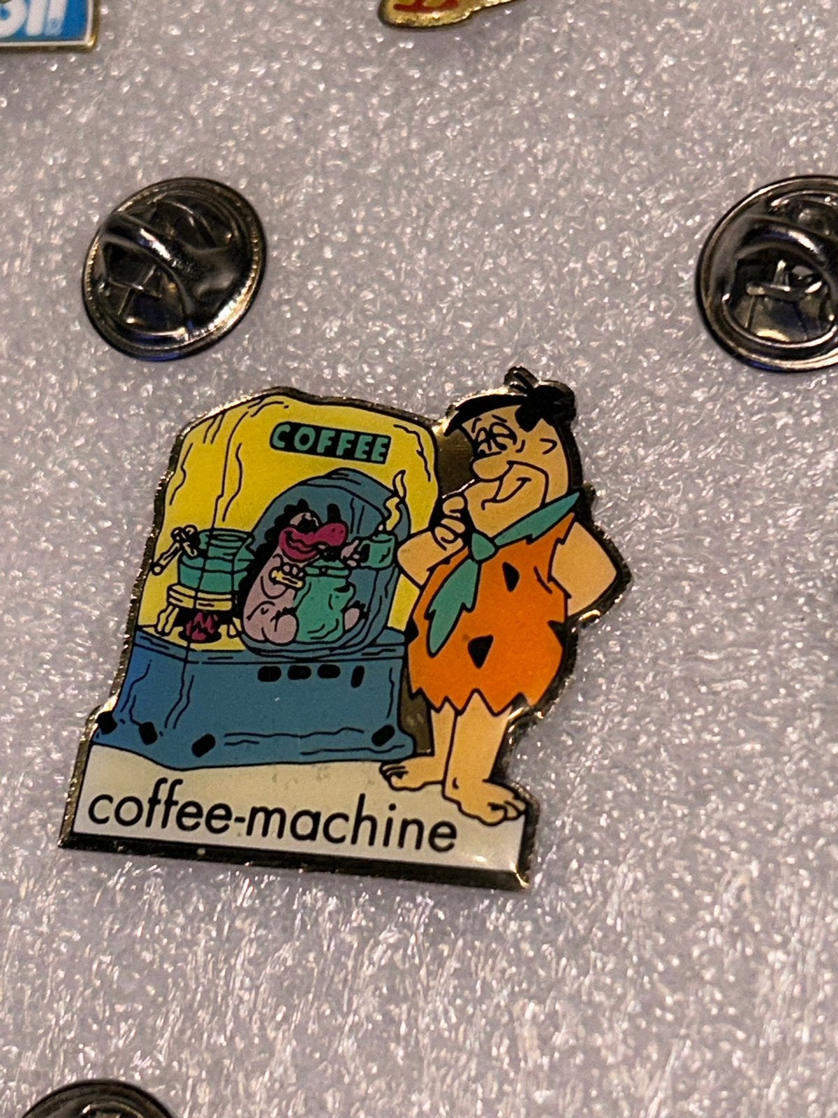 Vintage Flintstones Fred Flinstone Koffiemachine Pin, Verzamelen, Ophalen of Verzenden, Gebruikt, Figuurtje, Speldje of Pin