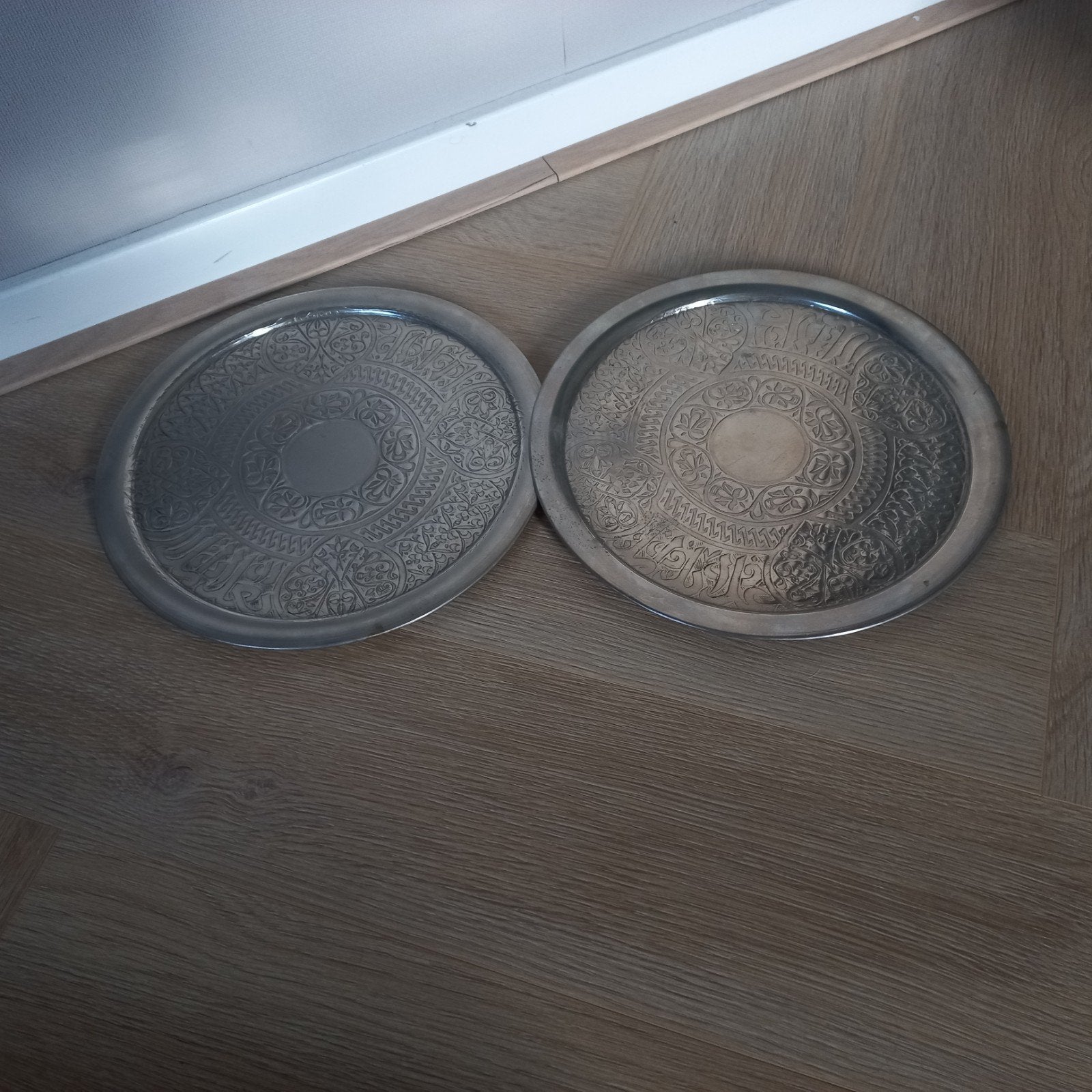 Set van 2 decoratieve metalen schalen met gravures, Gebruikt, Schaal, Rond, Ophalen of Verzenden