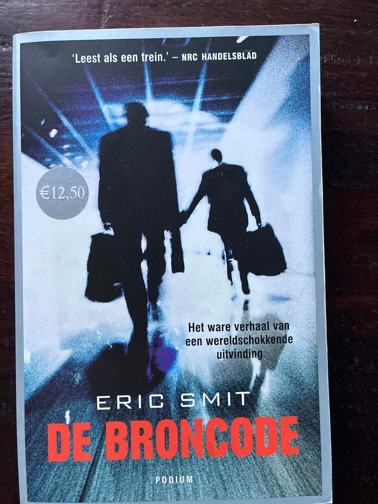 De Broncode - Eric Smit / NIEUWSTAAT, Boeken, Ophalen of Verzenden, Zo goed als nieuw, Nederland