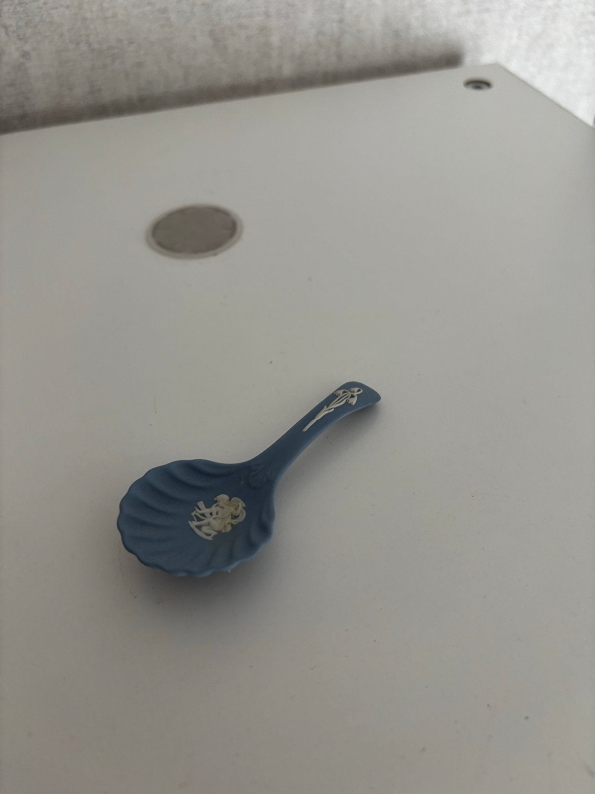 Zeldzaam Wedgwood Blauw Jasper Ware Lepel met Engeltje, Antiek en Kunst, Ophalen of Verzenden