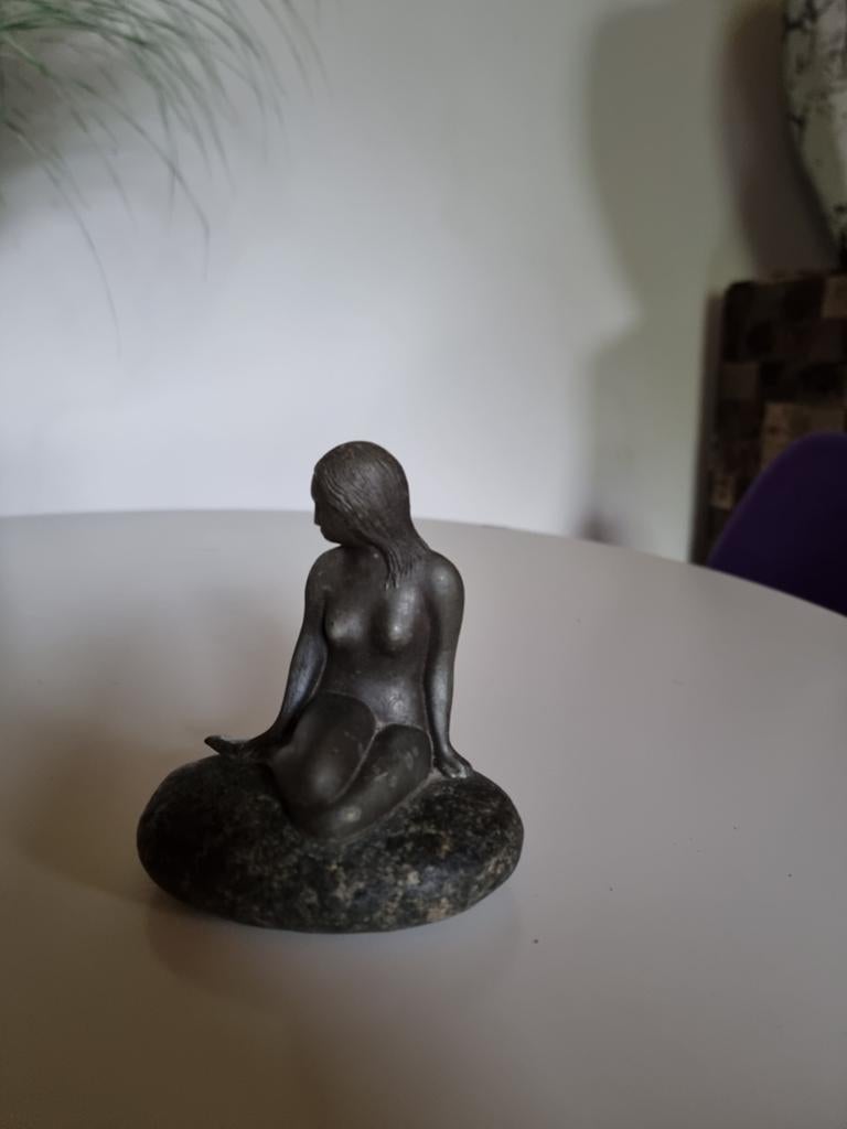 Bronzen Beeldje van Zittende Vrouw op Steen, Minder dan 20 cm, Gepatineerd, Ophalen of Verzenden, Brons