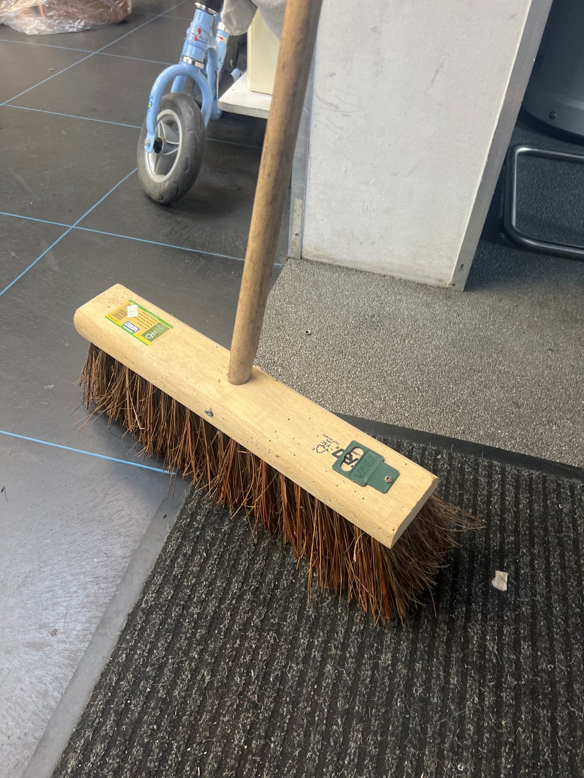 Bezem met houten steel, Ophalen, Gebruikt