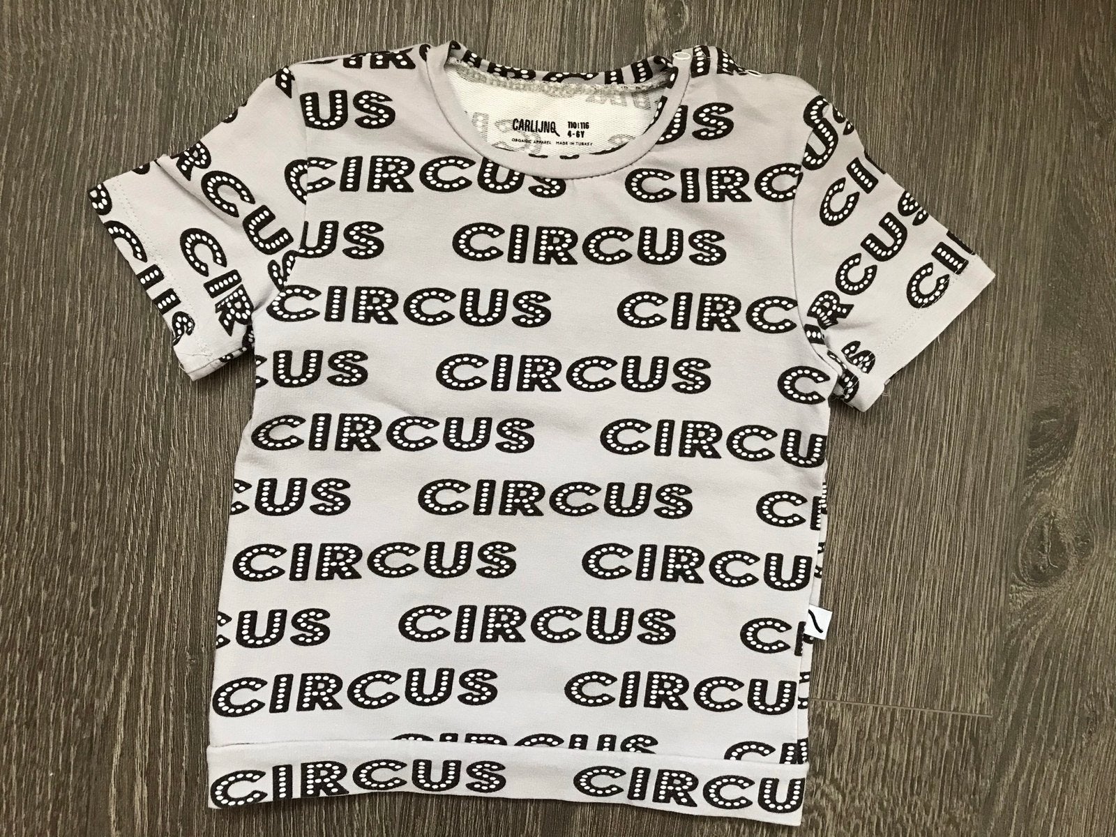 Unisex shirtje grijs thema circus van CarlijnQ mt 110/116, Ophalen of Verzenden, Gebruikt, Jongen of Meisje, Shirt of Longsleeve