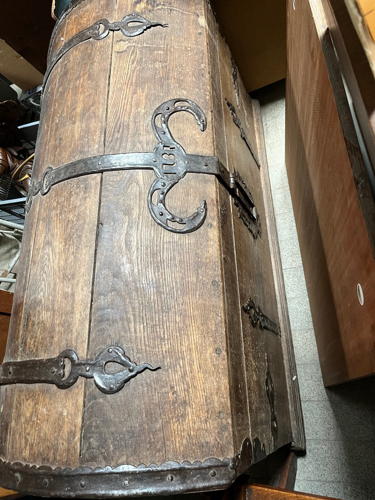 Antieke houten kist met smeedijzeren beslag, gedateerd 1731, Ophalen