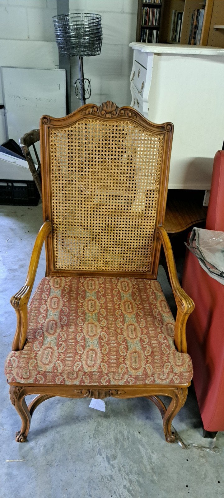Antieke fauteuil met rotan rugleuning en paisley zitting, Ophalen