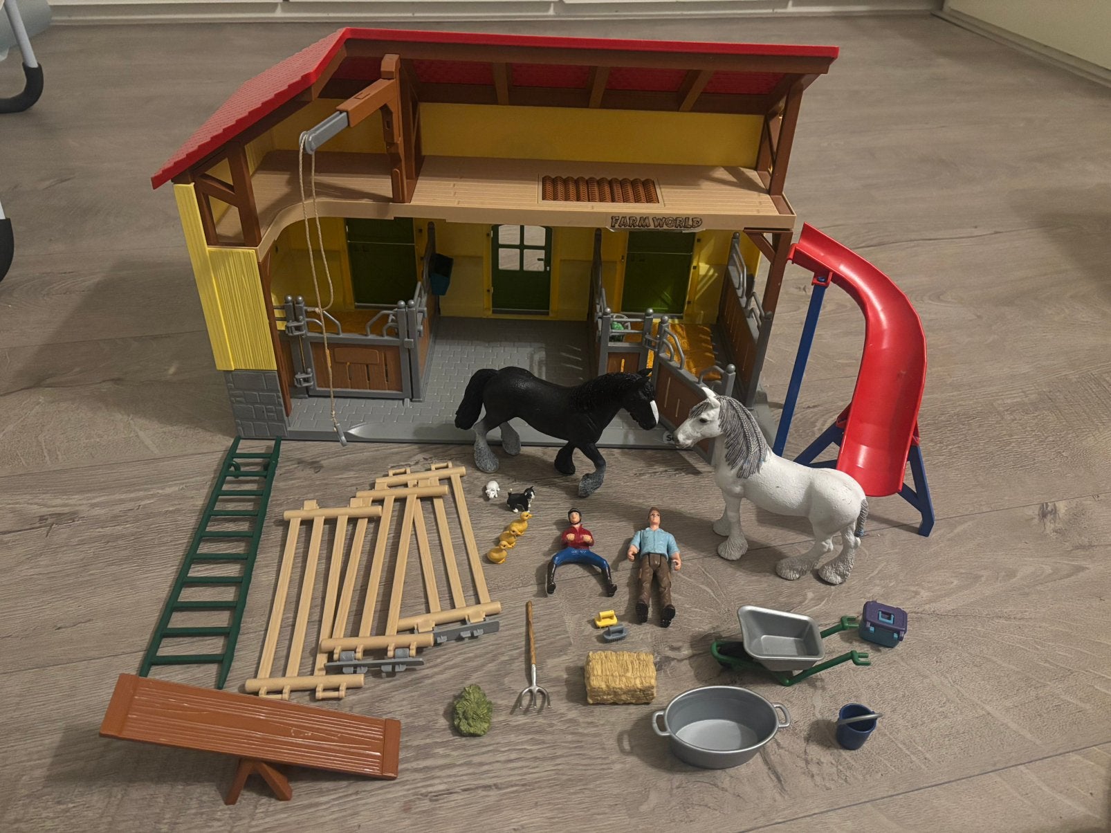 Schleich stal met toebehoren, Ophalen, Zo goed als nieuw, Jongen of Meisje