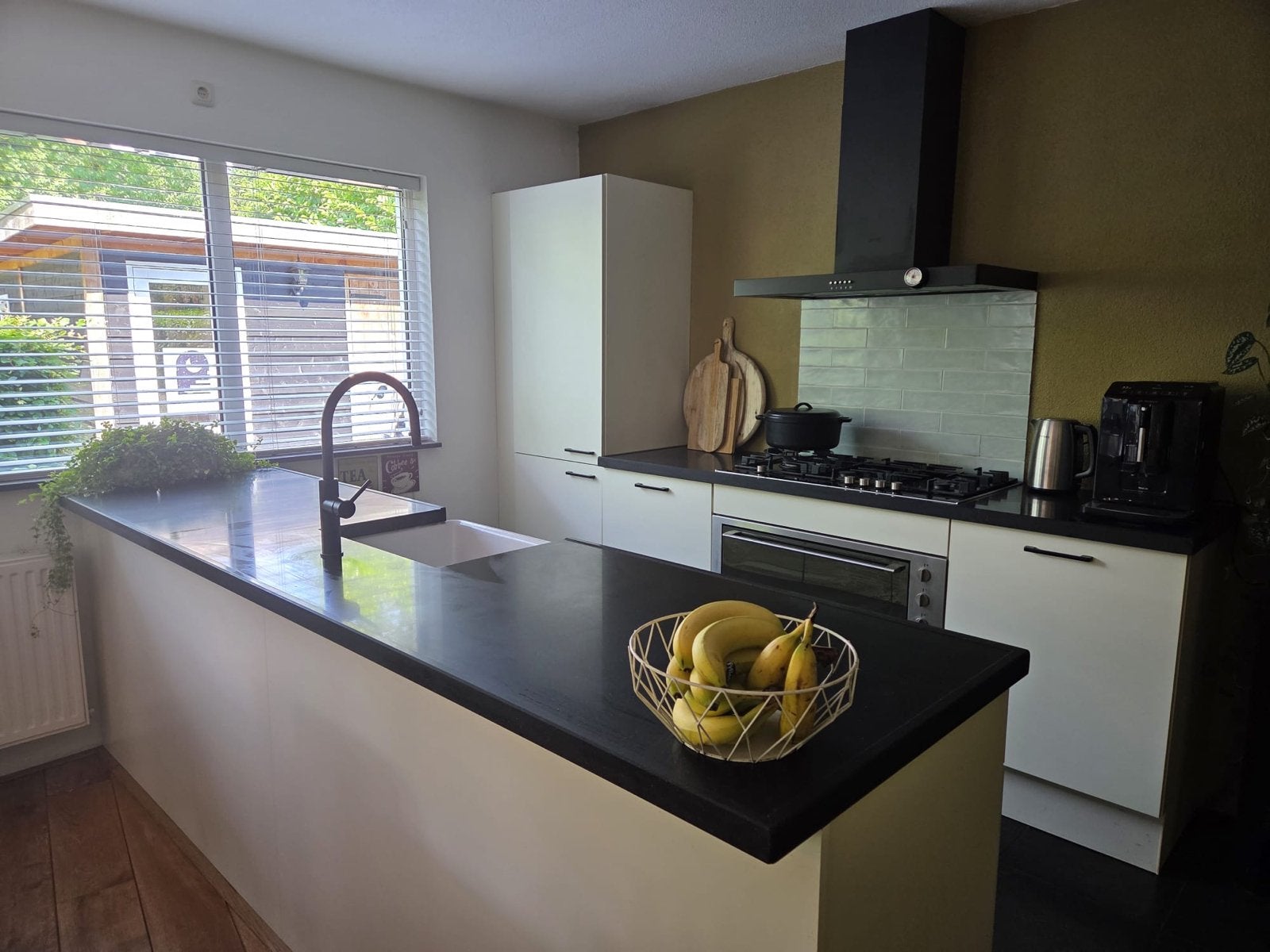 Tulp keuken met eiland en inbouwapparatuur, Ophalen, Gebruikt, Wit, Graniet of Steen