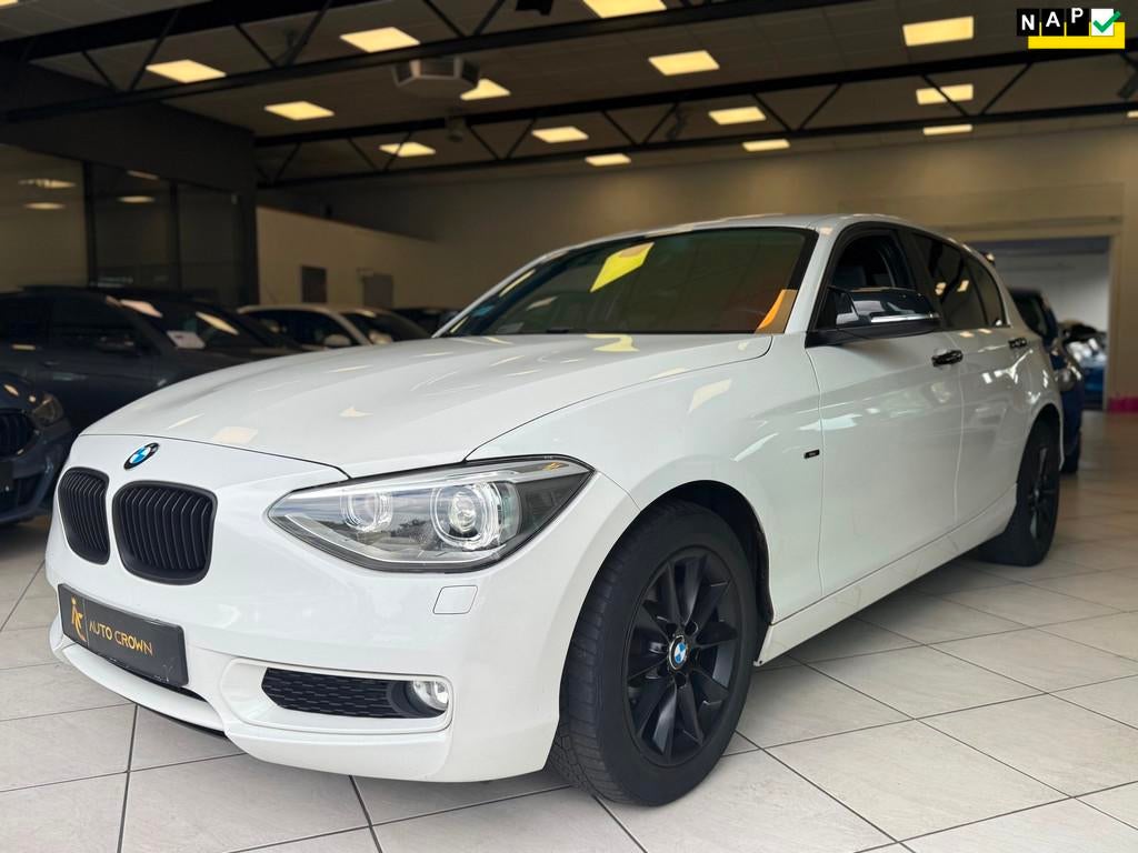 BMW 1-serie 116i Executive BJ. 2014 Automaat + Navi, Gebruikt, 4 cilinders, Leder en Stof, Wit